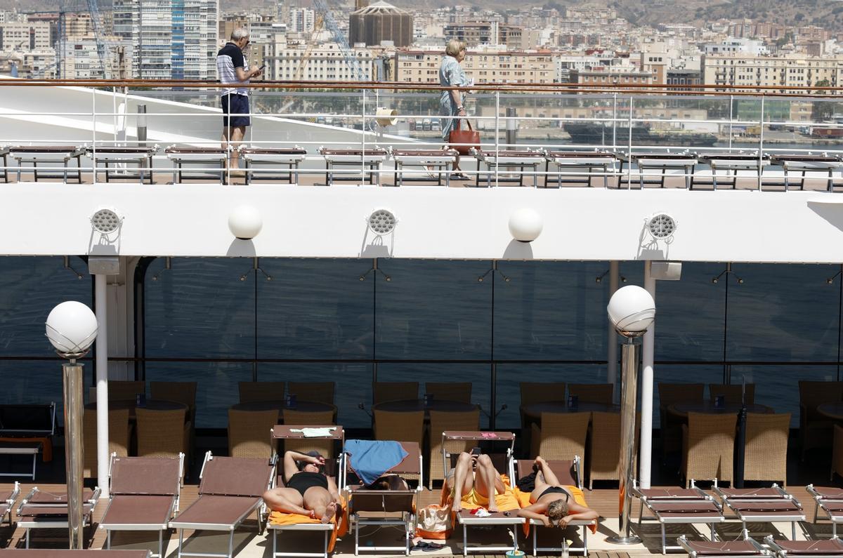 El MSC Orchestra llega al Puerto de Málaga, que será su puerto base este verano