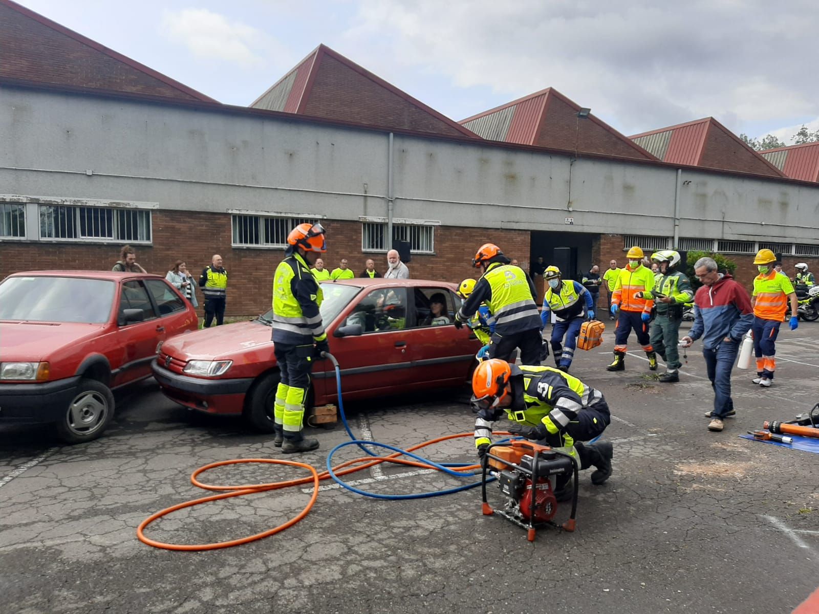 El IES de Noreña se examina de Emergencias: así ha sido el simulacro de accidente celebrado en el centro