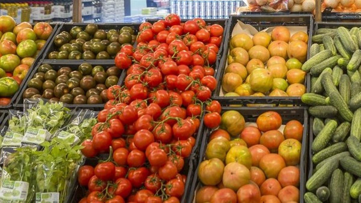 Sección de verduras en un supermercado.