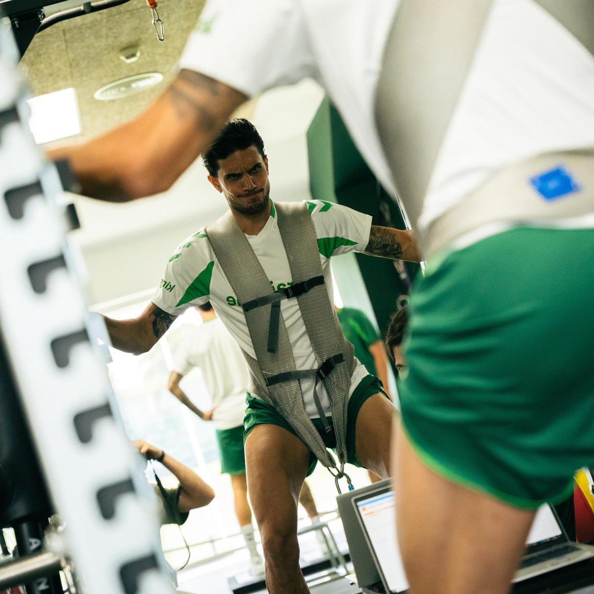 Marc Bartra, pasando reconocimiento médico con el Betis