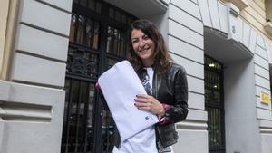 La ex dirigente de Vox Macarena Olona a su salida del Ministerio del Interior, a 7 de junio de 2023, en Madrid (España). Macarena Olona ha acudido al Ministerio a subsanar el defecto de forma del que fue informada ayer, 6 de junio, en el registro de su nu