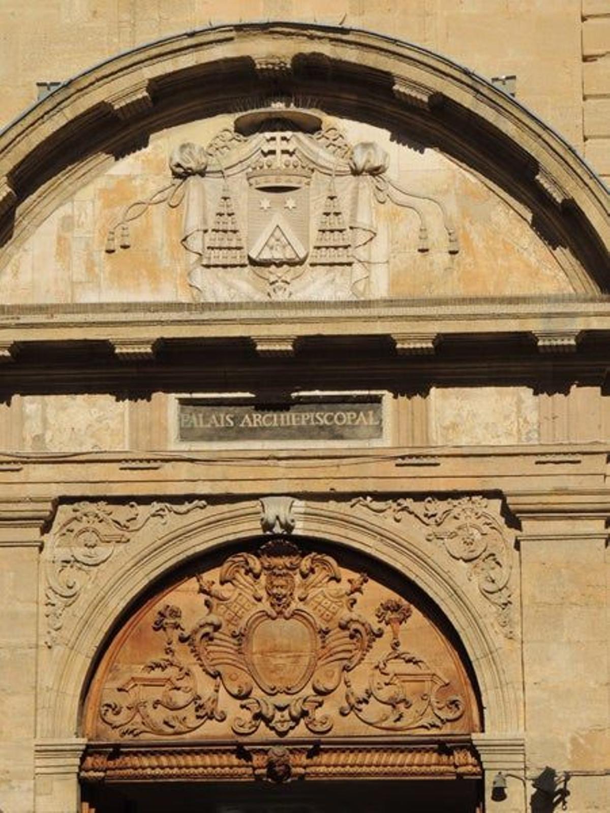 El Palacio Episcopal tiene una de las puertas de madera más antiguas y bellas de Francia.