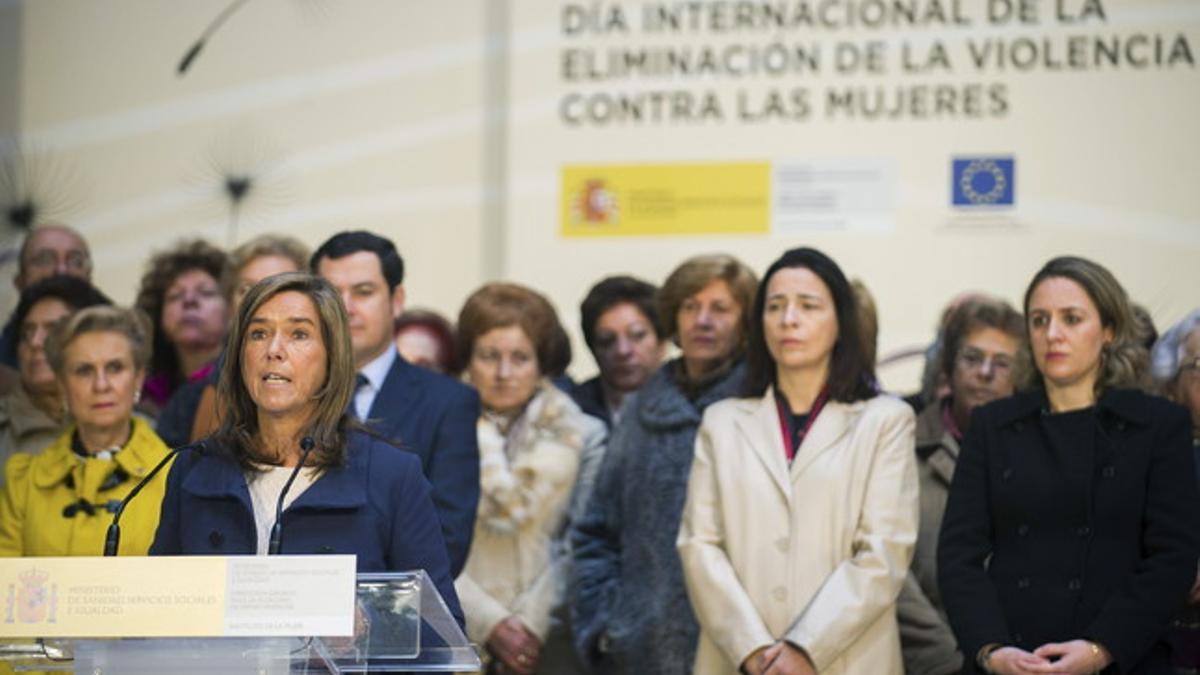 La ministra de Sanidad, Servicios Sociales e Igualdad, Ana Mato, durante su intervención hoy en el acto de homenaje a las víctimas de violencia de género.