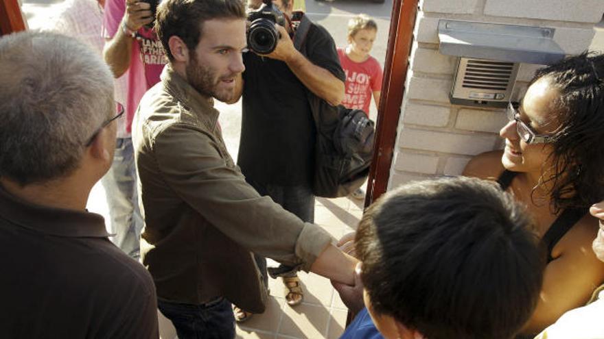 El centrocampista internacional Juan Manuel Mata durante su despedida esta tarde de la afición en la ciudad deportiva del Valencia, tras haber sido traspasado al Chelsea inglés.