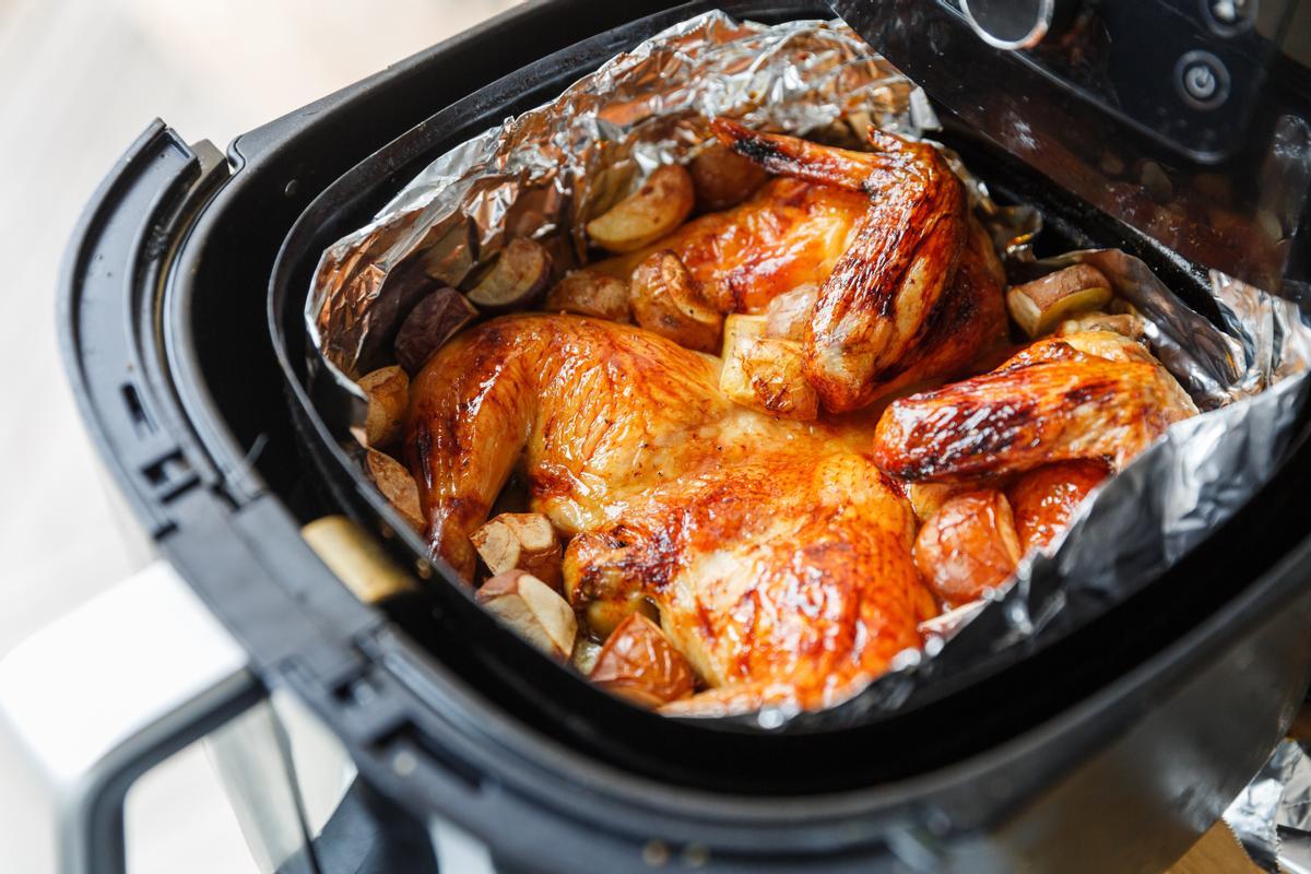 Se puede utilizar papel de aluminio para cocinar con una freidora