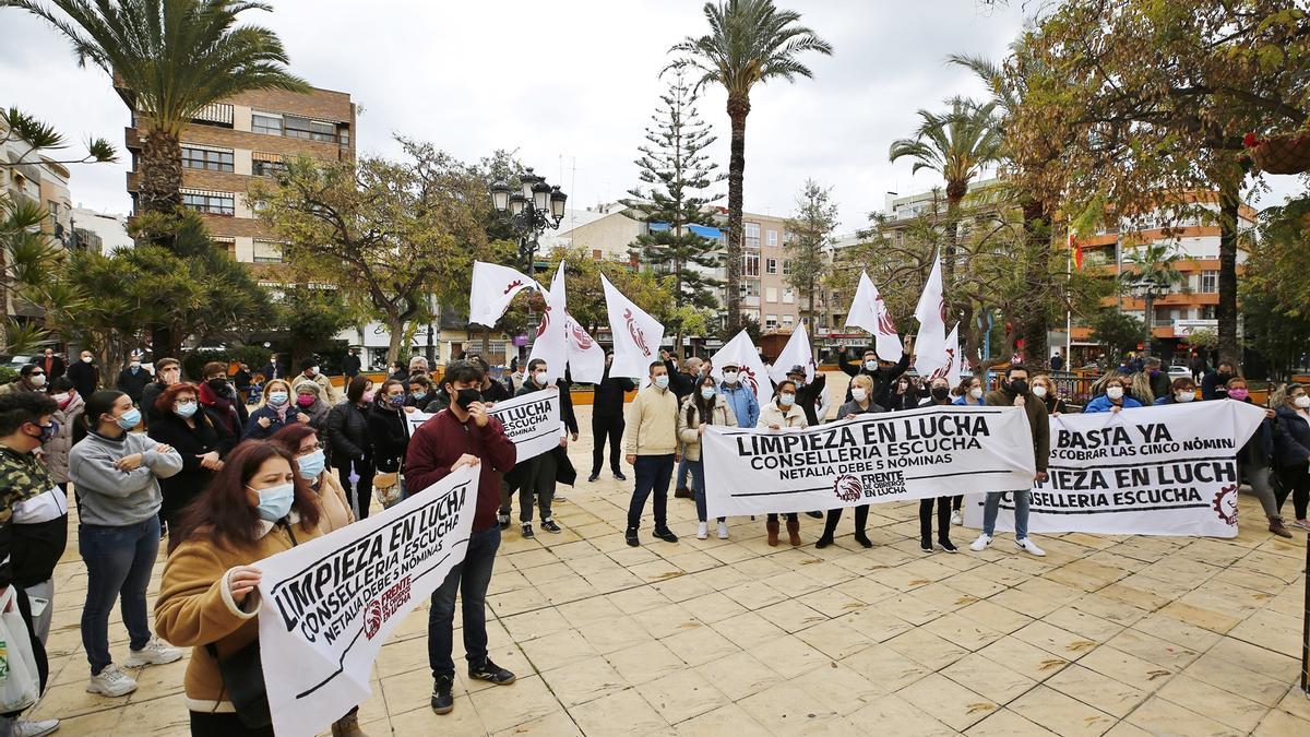 Imagen de la protesta en la plaza de la Constitución para reclamar a Netalia y la Generalitat que actúen frente a los impagos de 5 nóminas