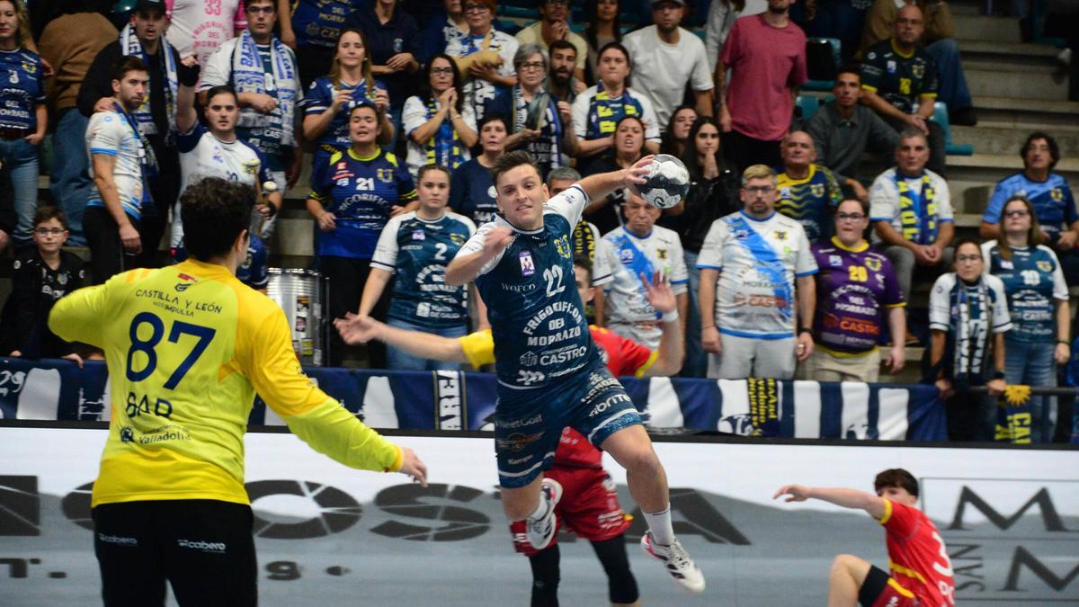 El extremo italiano Nicoló D’Antino, que ayer anotó siete goles, en una acción ante el portero del Recoletas Valladolid.