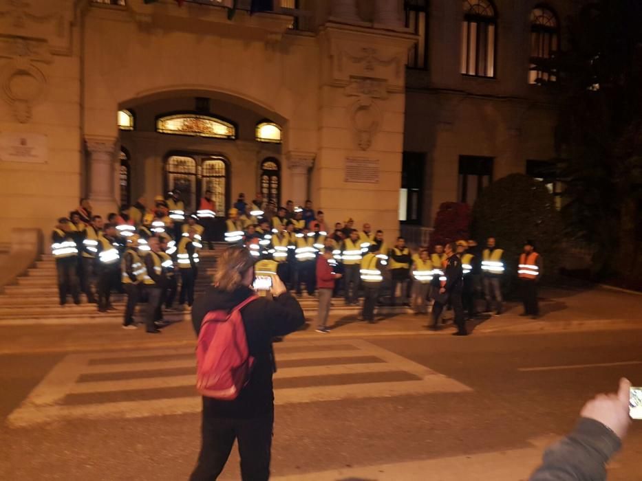 Encierro y protesta de los bomberos de Málaga por el nuevo calendario laboral