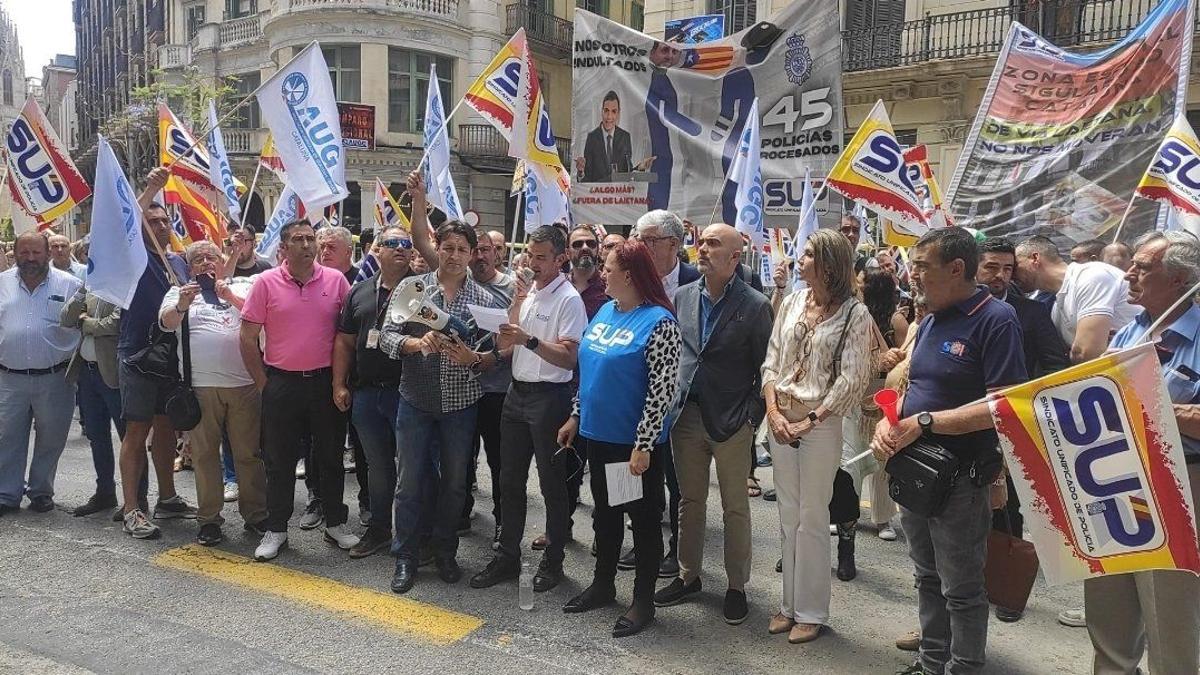 Protesta de policías y guardias civiles en la Via Laietana de Barcelona.