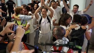 Colau i Coronas arriben a Barcelona després de ser deportats per Israel