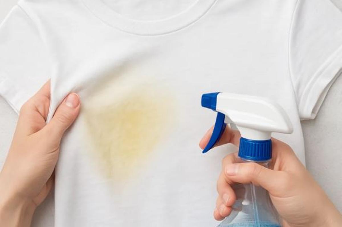 Di adiós a las manchas amarillas de la ropa con este sencillo truco: este es el ciclo de lavado y los productos que debes utilizar