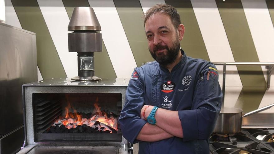 El chef Javi Freijeiro en la cocina de Pracer. | Carlos Pardellas