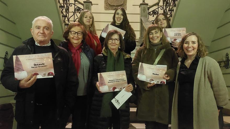 Los ganadores de los concursos de decoración navideña de Villaviciosa reciben los premios de una edición de récord