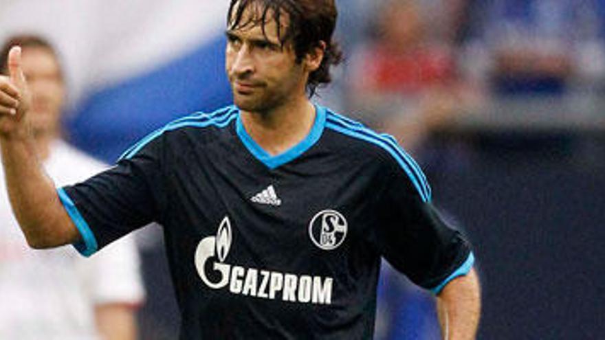 Raúl, tras marcar su primer gol con el Schalke 04.