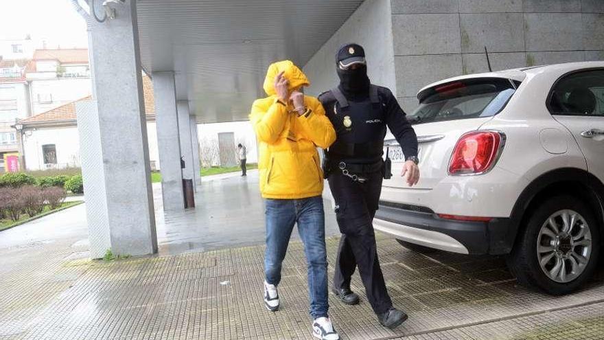 Uno de los arrestados en la Operación Tilvas-Secreto es conducido el juzgado de Vilagarcía. // Noé Parga