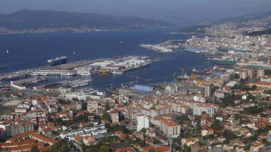 Vista de la ciudad, el puerto y la Ría de Vigo. // R. G.