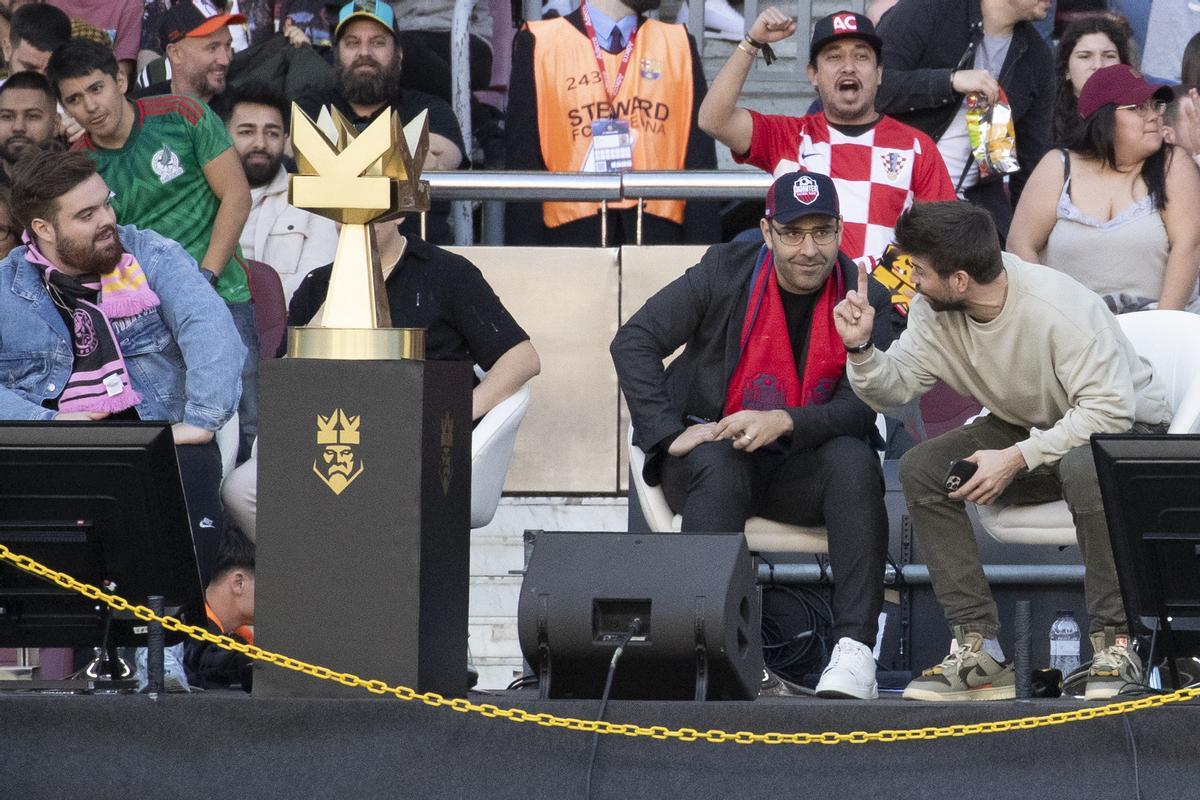 BARCELONA, 26/03/2023.- El exfutbolista Gerard Piqué (d) y el streamer Ibai Llanos (i), creadores del evento, conversan durante uno de los partidos de las finales de la Kings League, una competición de Fútbol 7 que se transmite en su totalidad por ’streaming’ que se celebra este domingo en el Spotify Camp Nou con 90.000 espectadores. EFE/ Marta Pérez