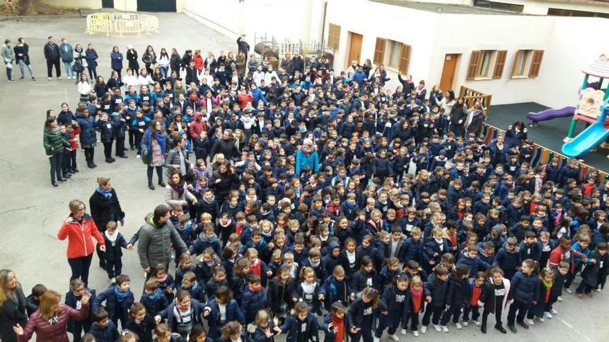 Miles de niños y jóvenes celebran el Día Escolar de la Paz