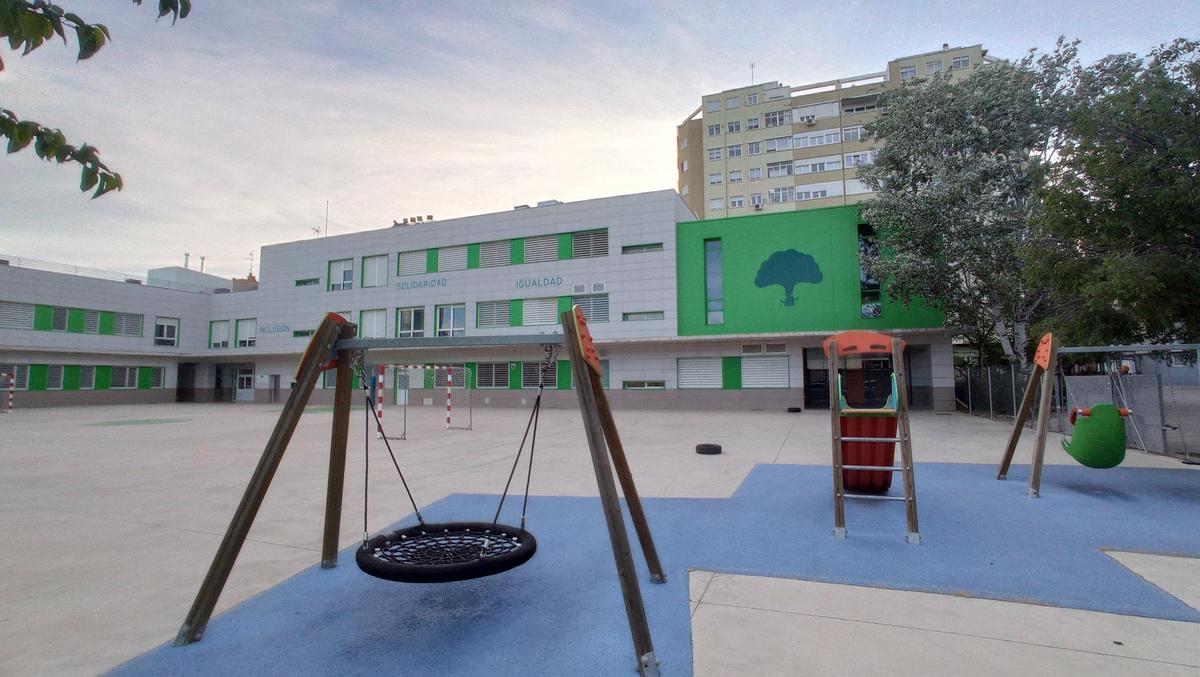 El patio de mayores es una de las nuevas instalaciones que forman el Colegio de Educación Especial Atades-San Martín de Porres.