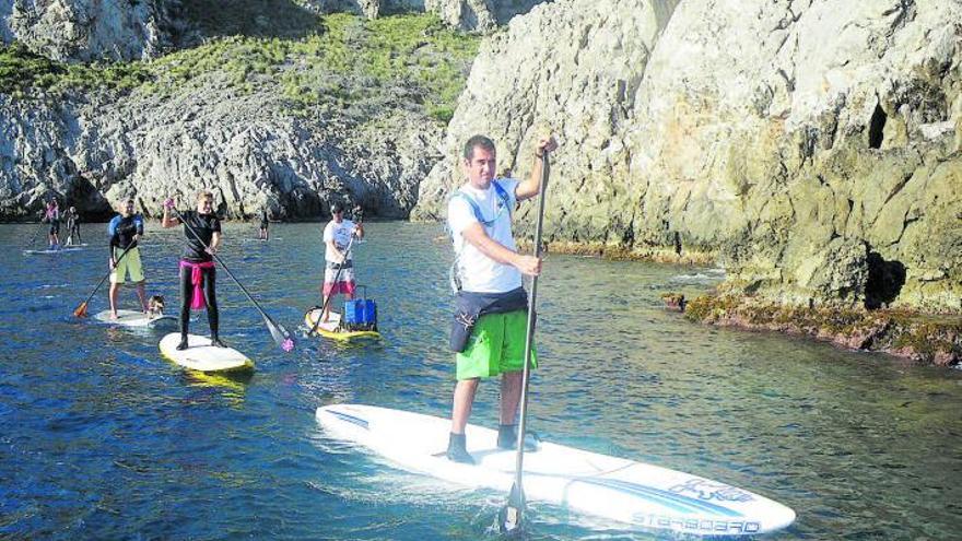 Ausflug in der Gruppe an der Küste entlang: Mit dem SUP gleitet man stehend über das Meer. | FOTO: PÉREZ