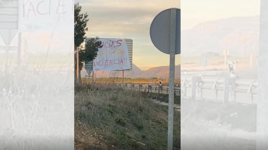 Pancartas reivindicativas y agradeciendo la paciencia a la ciudadanía