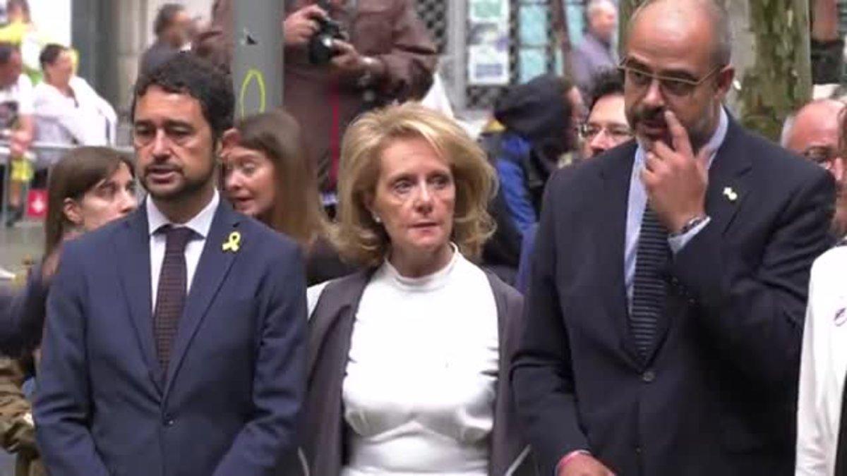 Ofrenda floral de los partidos ante el monumento de Rafael de Casanova por la Diada.