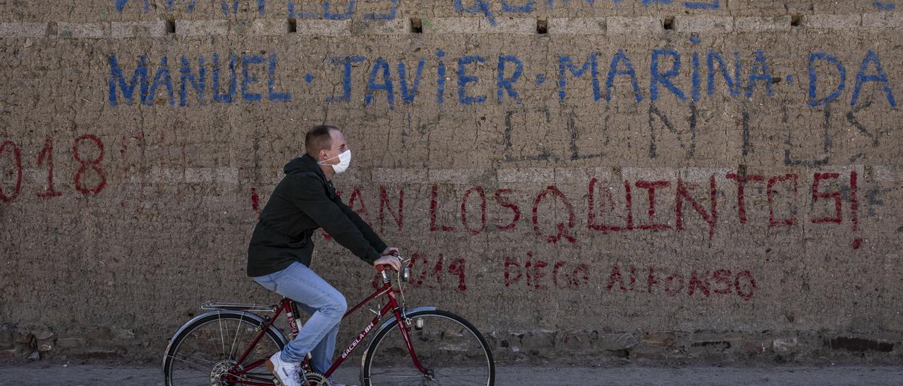 UN JOVEN EN BICICLETA POR EL PUEBLO