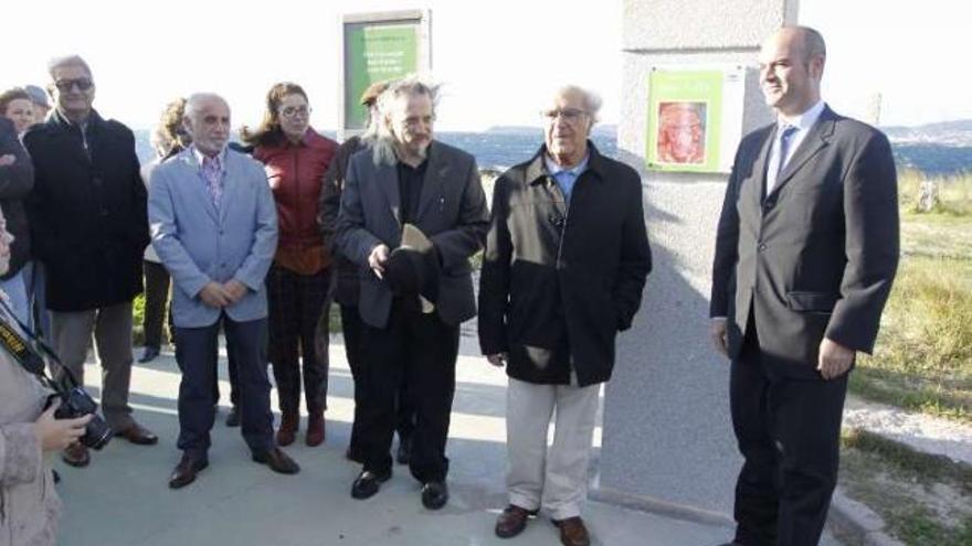 José Solla (segundo dcha.) con el alcalde (dcha.), Camaño y el portavoz del PP.  // Carmen G.