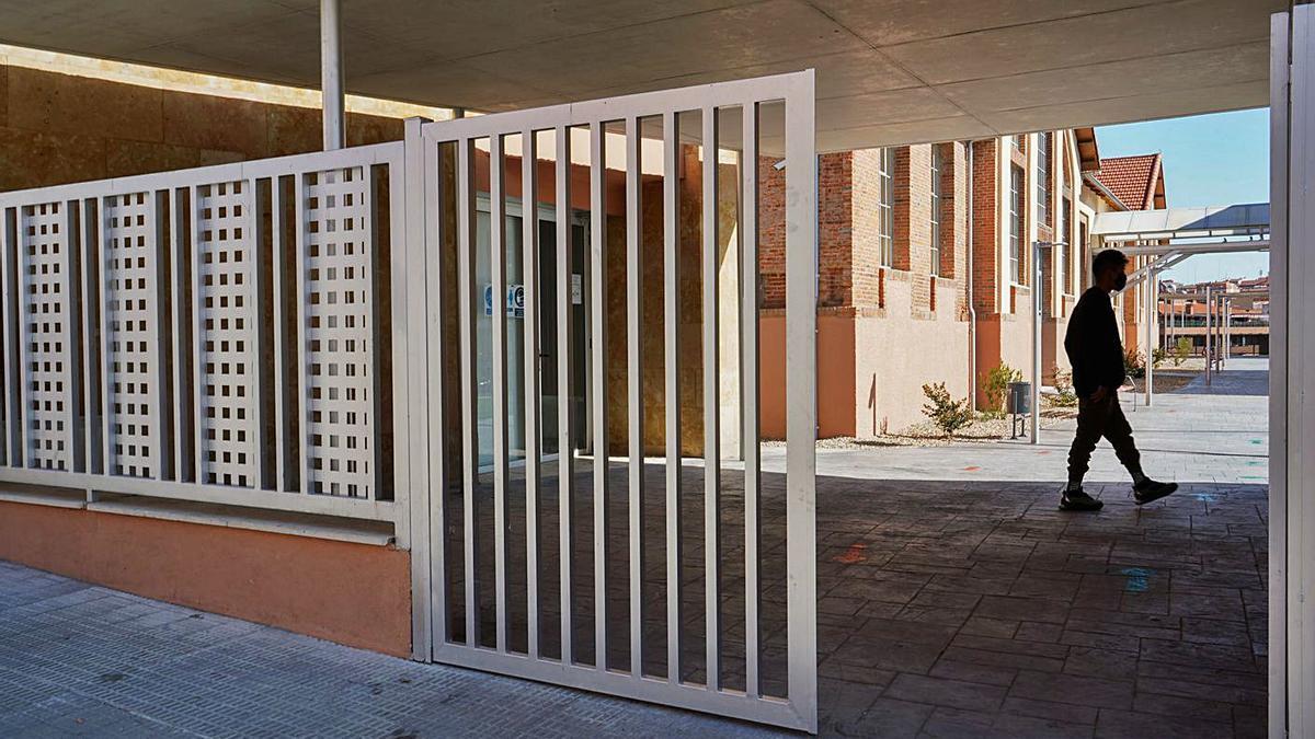 Entrada del centro de adultos, antiguo edificio del matadero, ya en activo. | Jose Luis Fernández