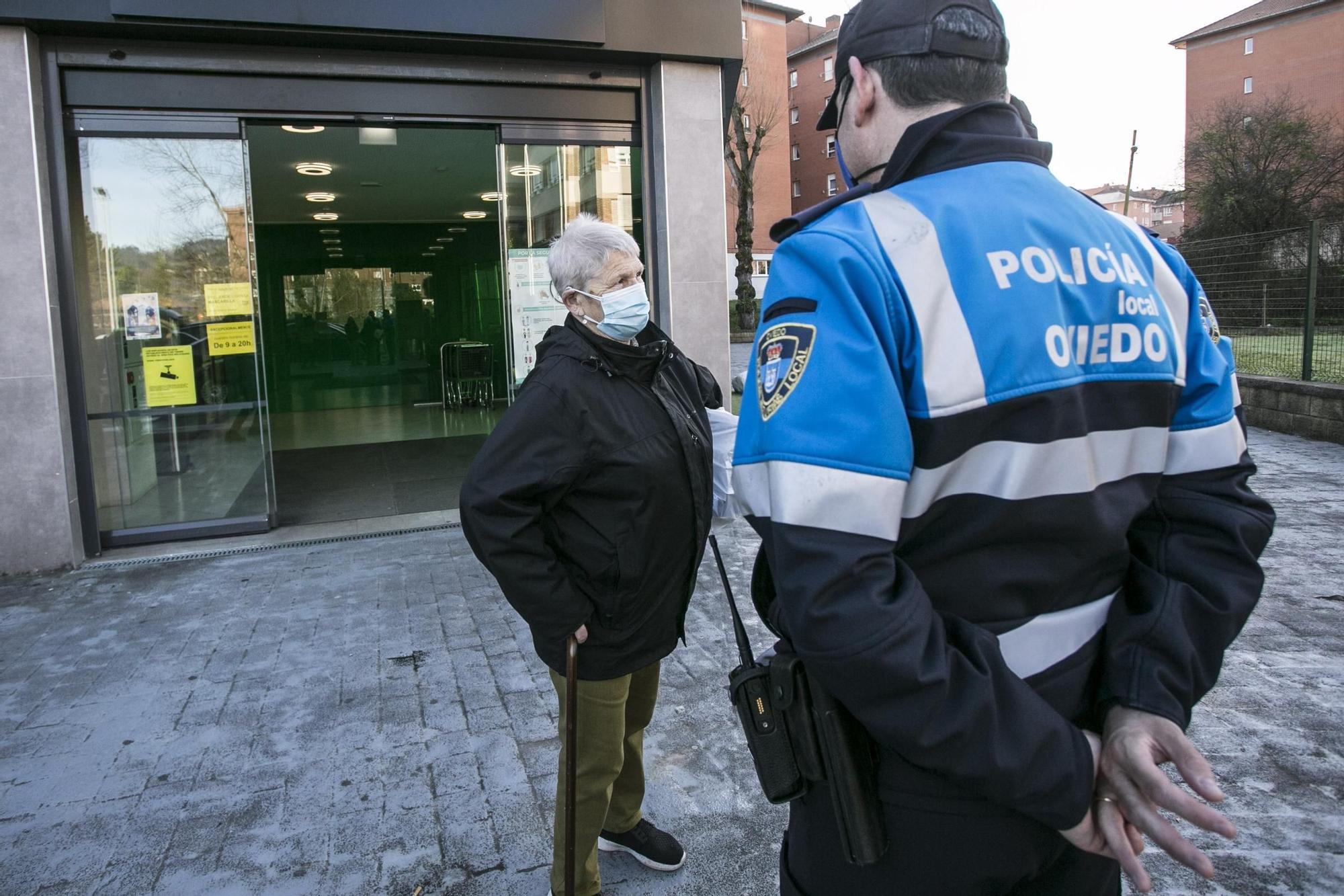 Controles policiales en los supermercados de Oviedo