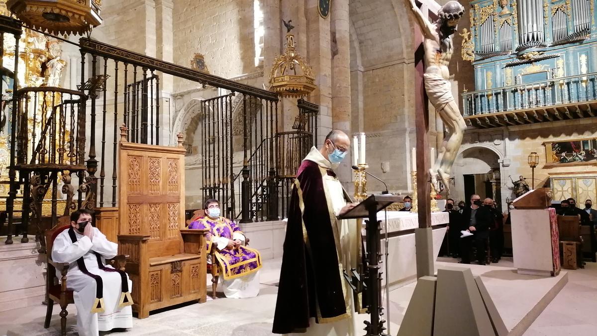 El párroco Jesús Campos se dirige a los cofrades y fieles congregados en La Colegiata