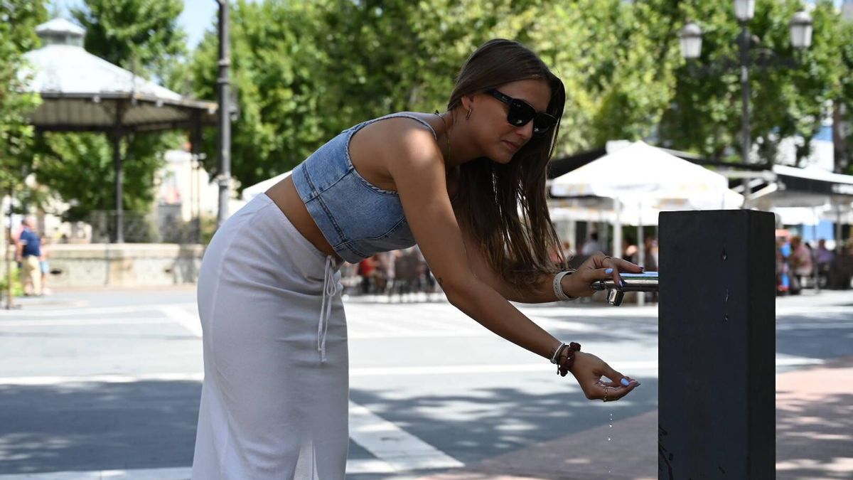 Una joven en una fuente de Badajoz, que también ha superado los 40 grados.