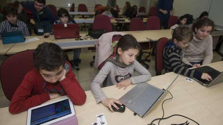 Algunos de los escolares, ayer, en la Universidade da Coruña.