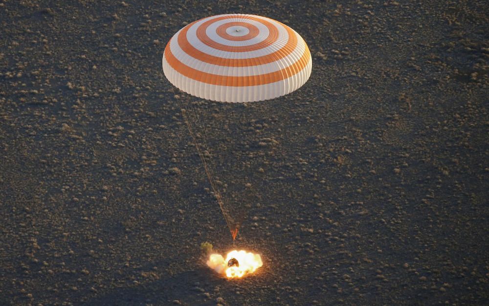 El módulo de descenso de la nave rusa Soyuz TMA-20M, con tres tripulantes a bordo, aterrizó hoy con éxito en las estepas de Kazajistán, informó el Centro de Control de Vuelos Espaciales de Rusia.
