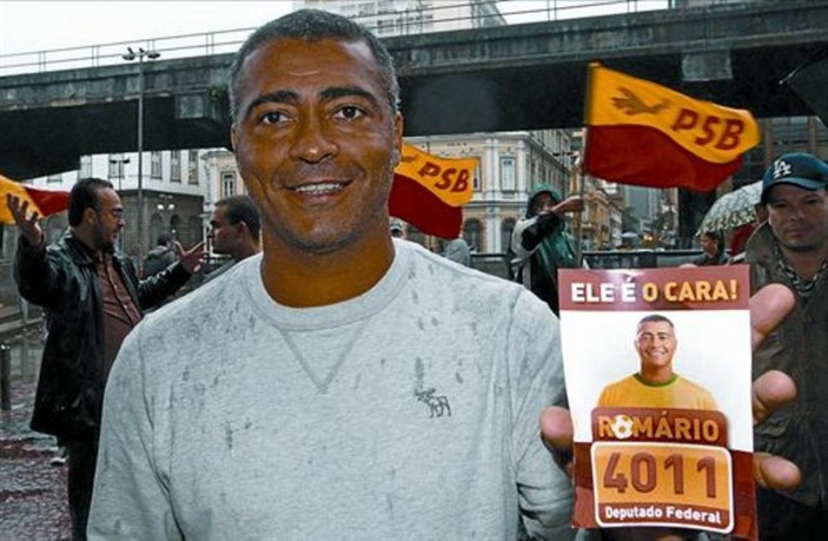 Candidat golejadorRomário fa campanya electoral pels carrers de Rio de Janeiro.