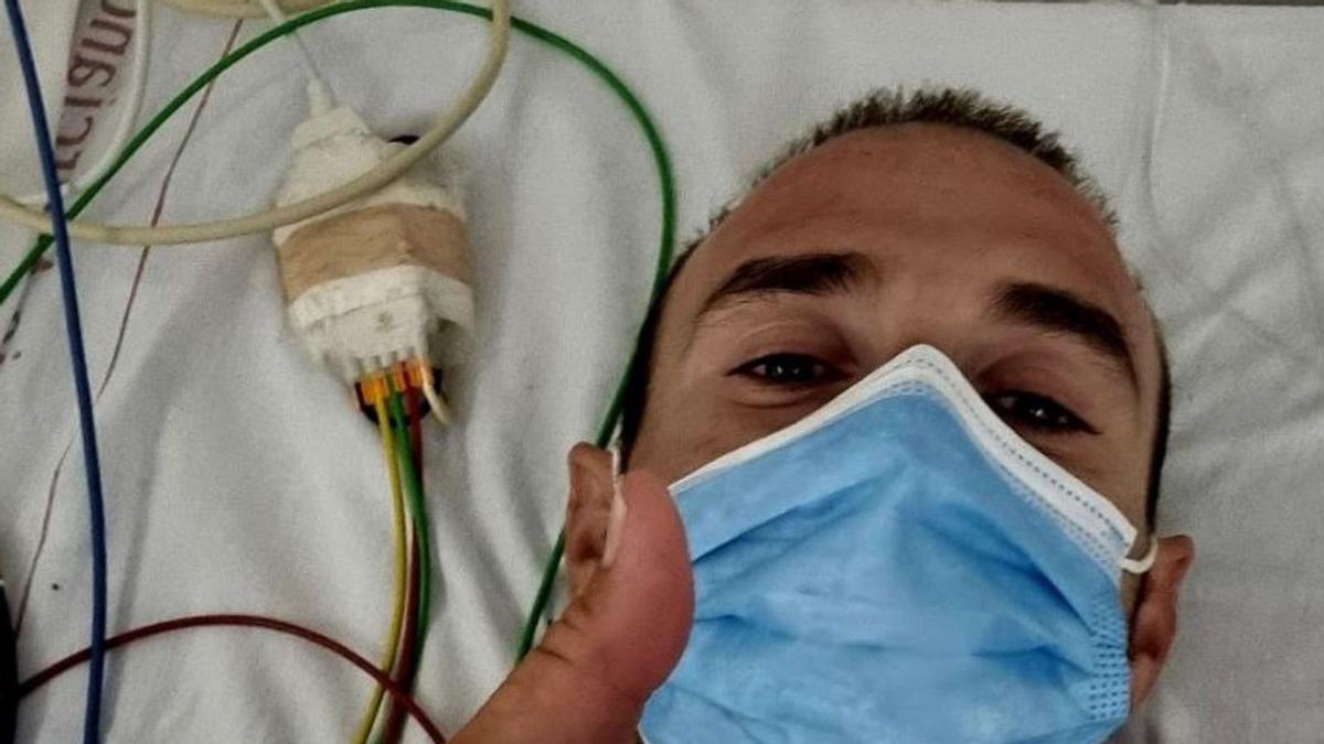 Alejandro Valverde, con algunas heridas en su mano, tras ser ingresado en el Virgen de la Arrixaca. | TWITTER MOVISTAR