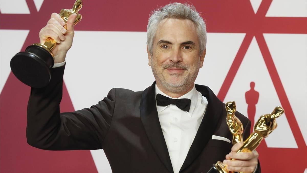 Alfonso Cuarón, con los tres Oscar que conquistó gracias a su película 'Roma'
