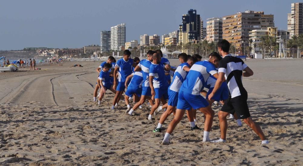 Entrenamiento del Hércules CF en la playa de San Juan