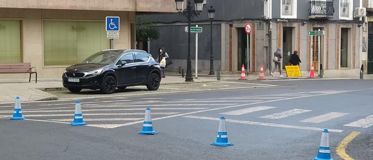 Conos cortando al tráfico, ayer, varias calles, en las que también se instaló el alumbrado de Navidad. |   // A.CELA