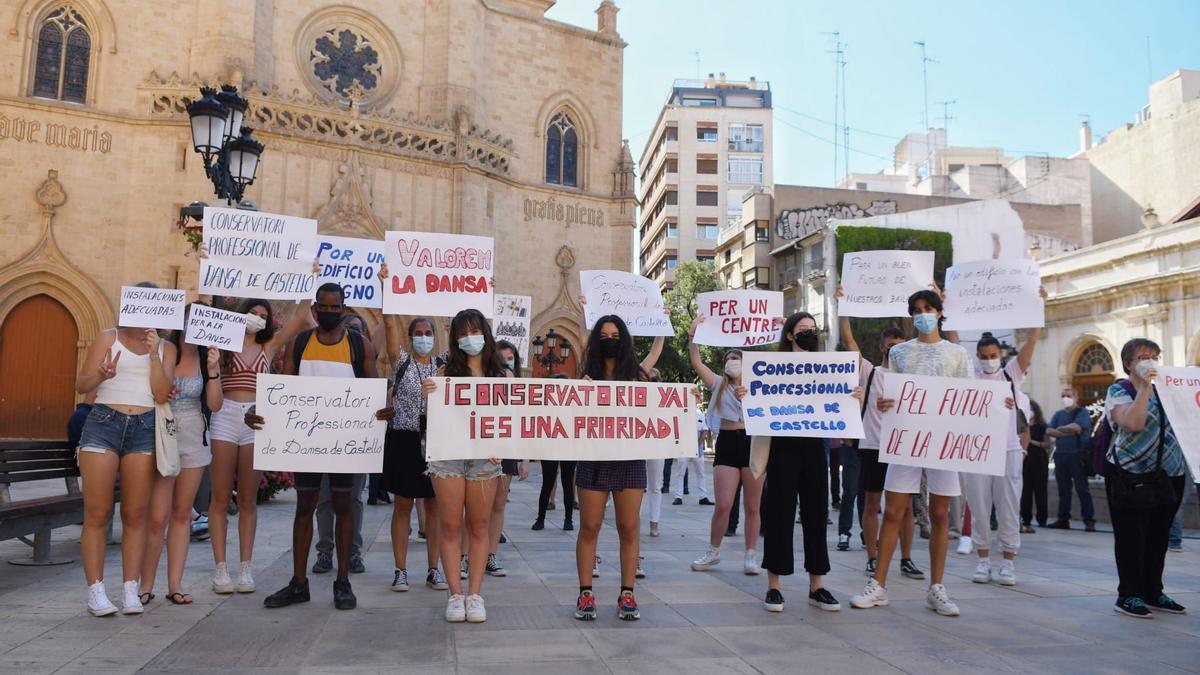 Pancartas reivindicando el nuevo conservatorio de música en Castelló.