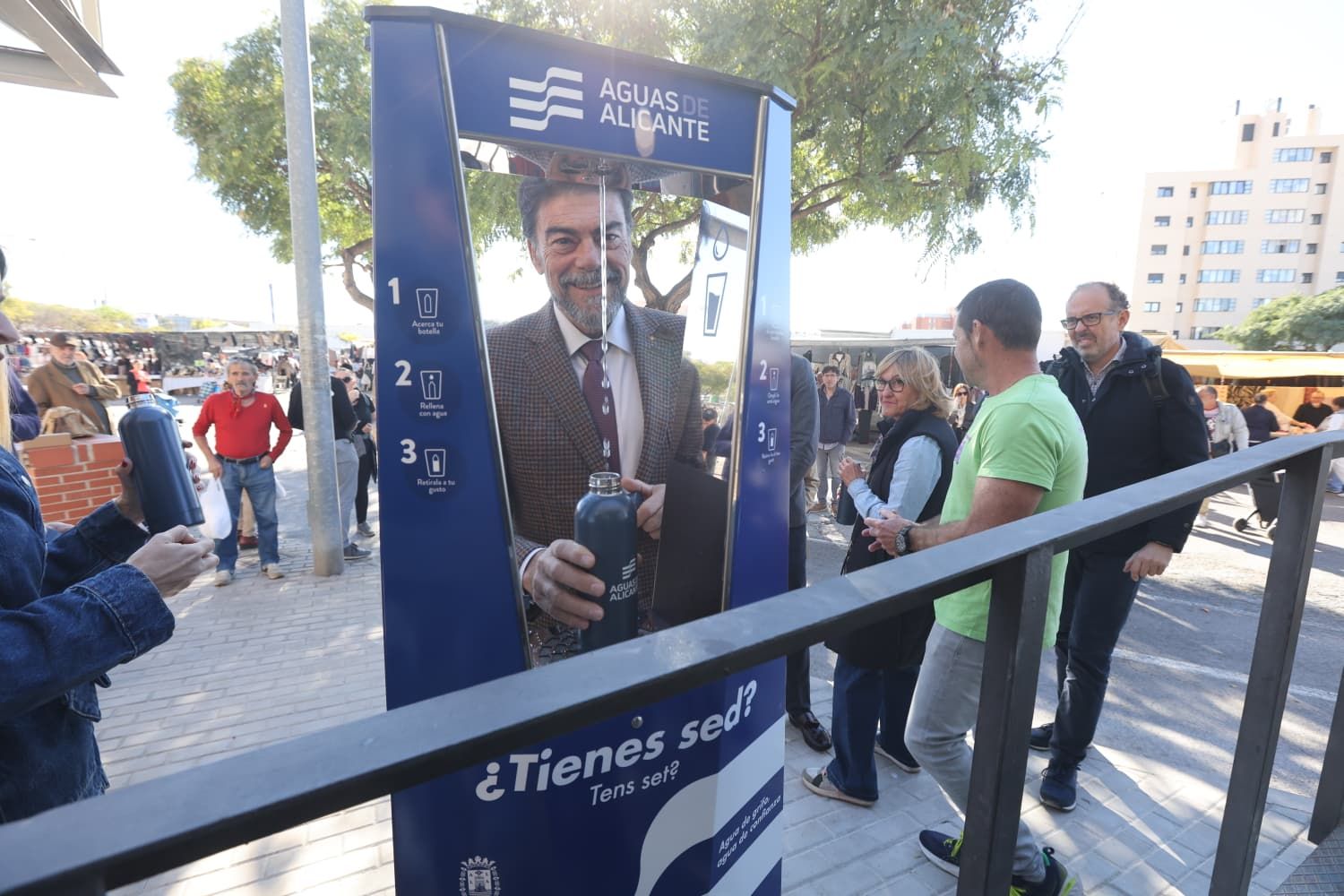 Aguas de Alicante instala una nueva fuente de agua potable refrigerada en el mercadillo de Teulada