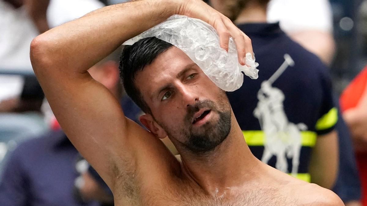Djokovic se refresca durante su partido