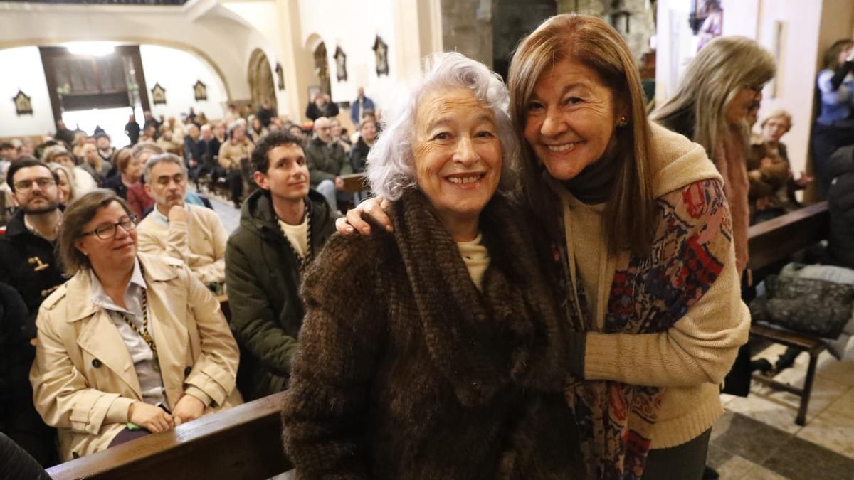 Severita Menéndez y María Teresa Álvarez, autora del cartel y pregonera de Semana Santa, respectivamente.