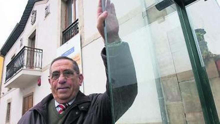 Alberto León posa ante el archivo municipal, sede del antiguo Consistorio.