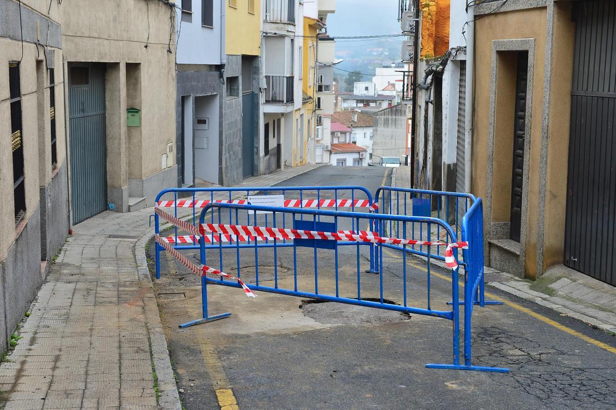 Última rotura de tuberías arreglada en la calle Cabezabellosa de Plasencia.