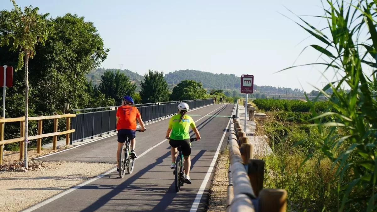 Ciclistes en la via verda de Xàtiva