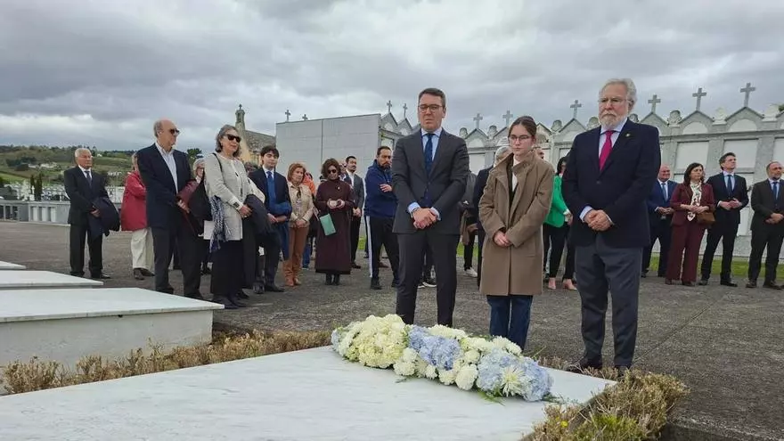 La localidad lucense de Ribadeo, en la margen gallega del Eo, honra la figura de Leopoldo Calvo-Sotelo en el primer centenario de su nacimiento