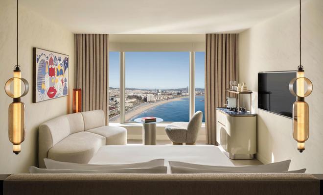 El lujoso Hotel W Barcelona estrena 267 habitaciones en su edificio principal y proseguirá su reforma en otoño