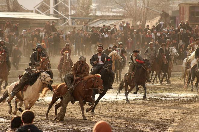 Foto tomada el 19 de febrero de 2018, jinetes afganos compiten durante un juego del deporte tradicional de Buzkashi, en la provincia de Badakhshan.