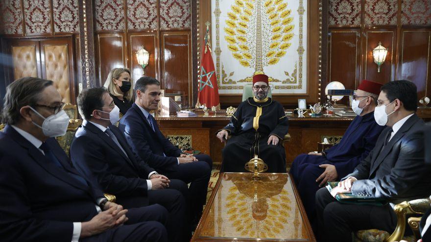 La delegación española, junto a Mohamed VI.